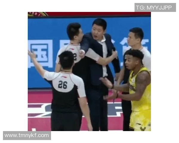 上海篮球队比赛经验引发热议球迷对战术选择和球员表现展开激烈讨论